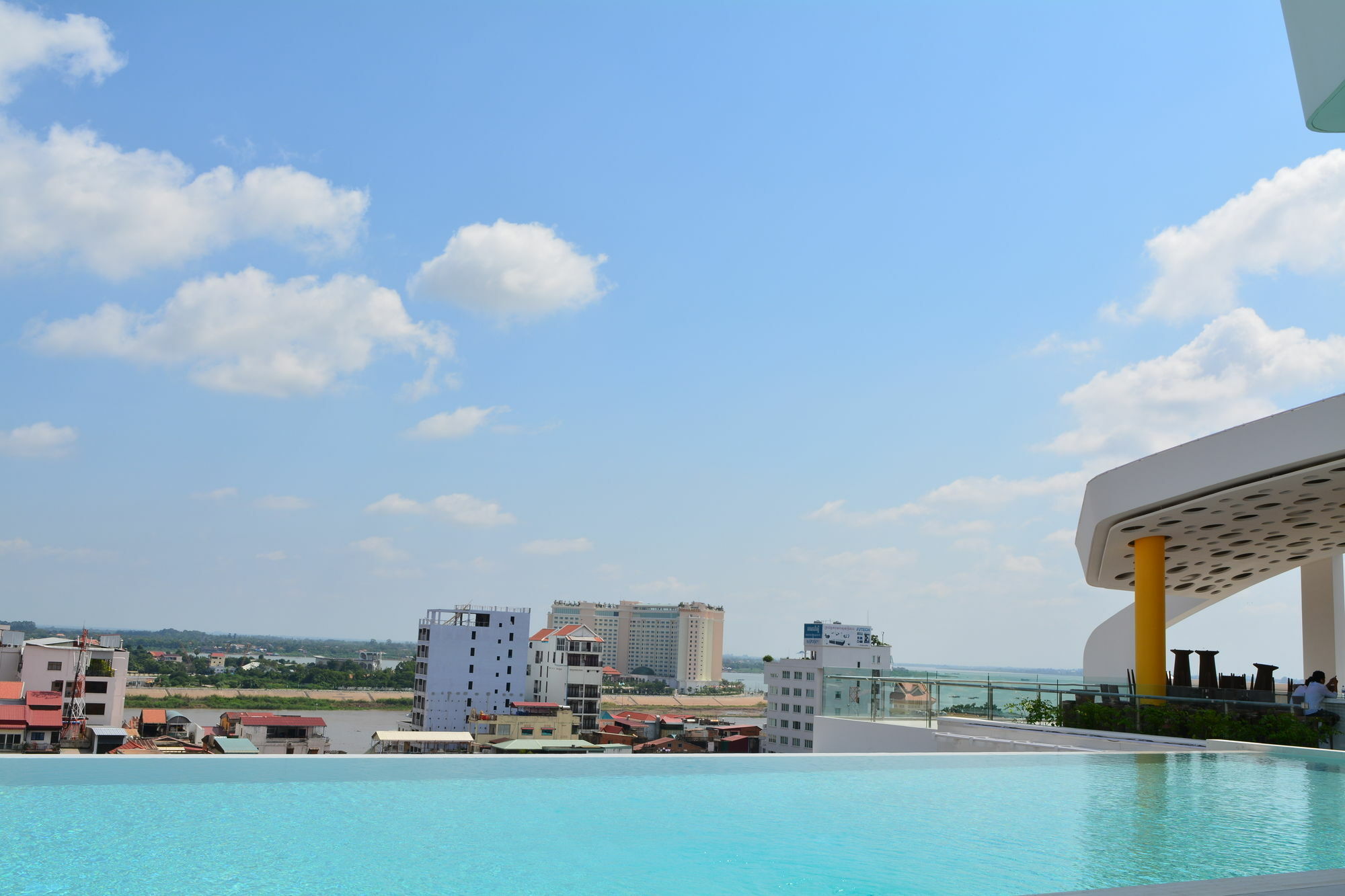 Sun & Moon, Urban Hotel Phnom Penh Esterno foto