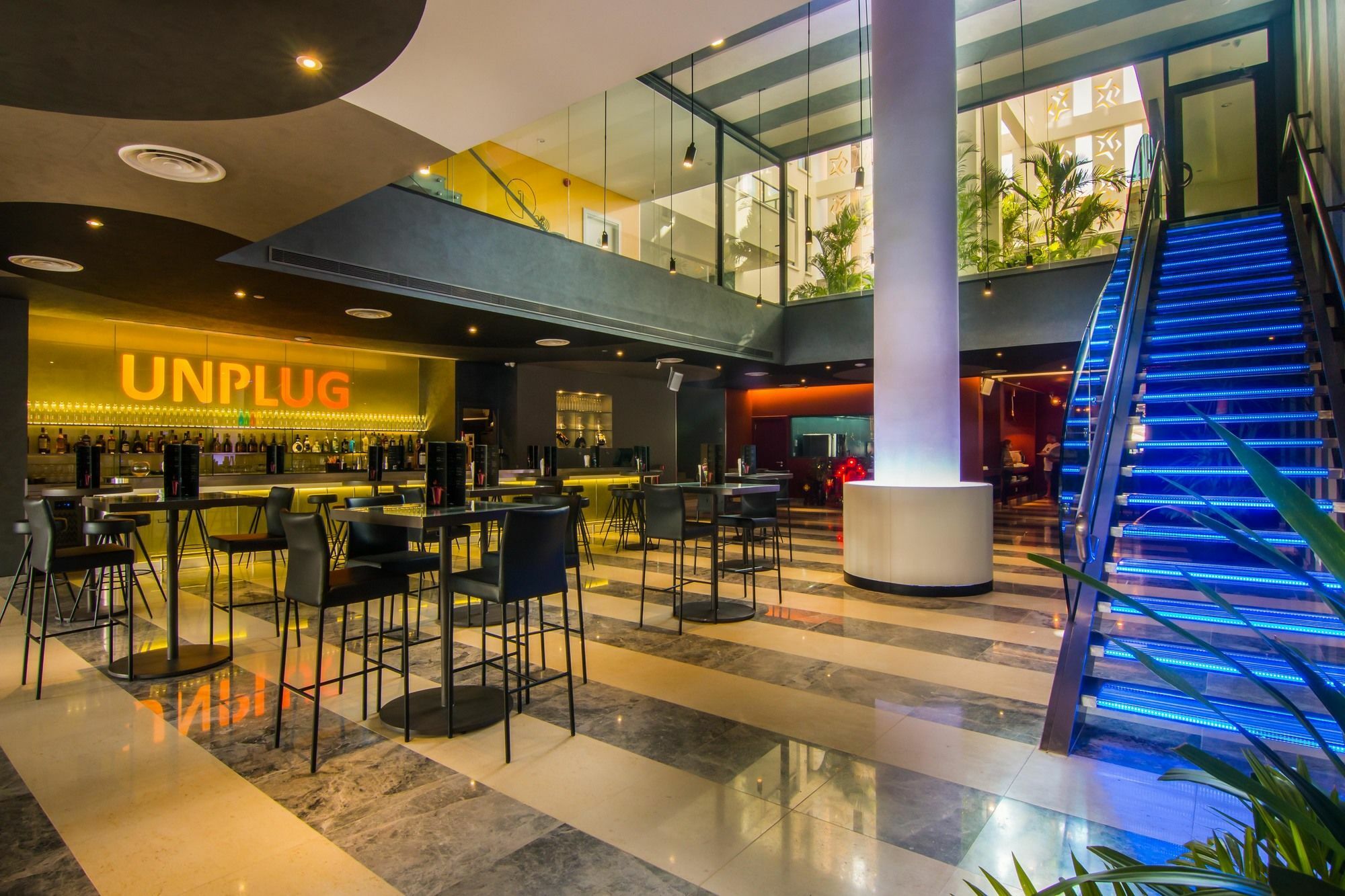 Sun & Moon, Urban Hotel Phnom Penh Esterno foto