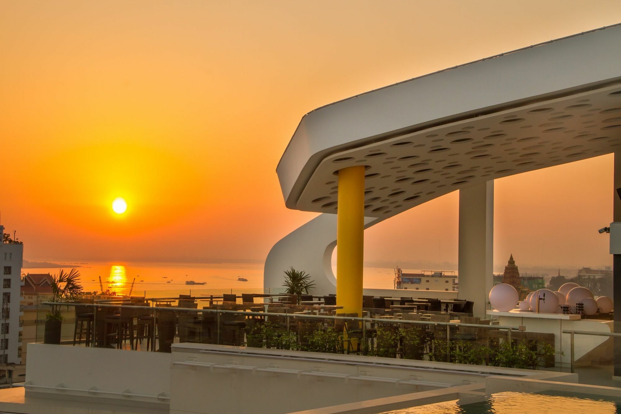 Sun & Moon, Urban Hotel Phnom Penh Esterno foto