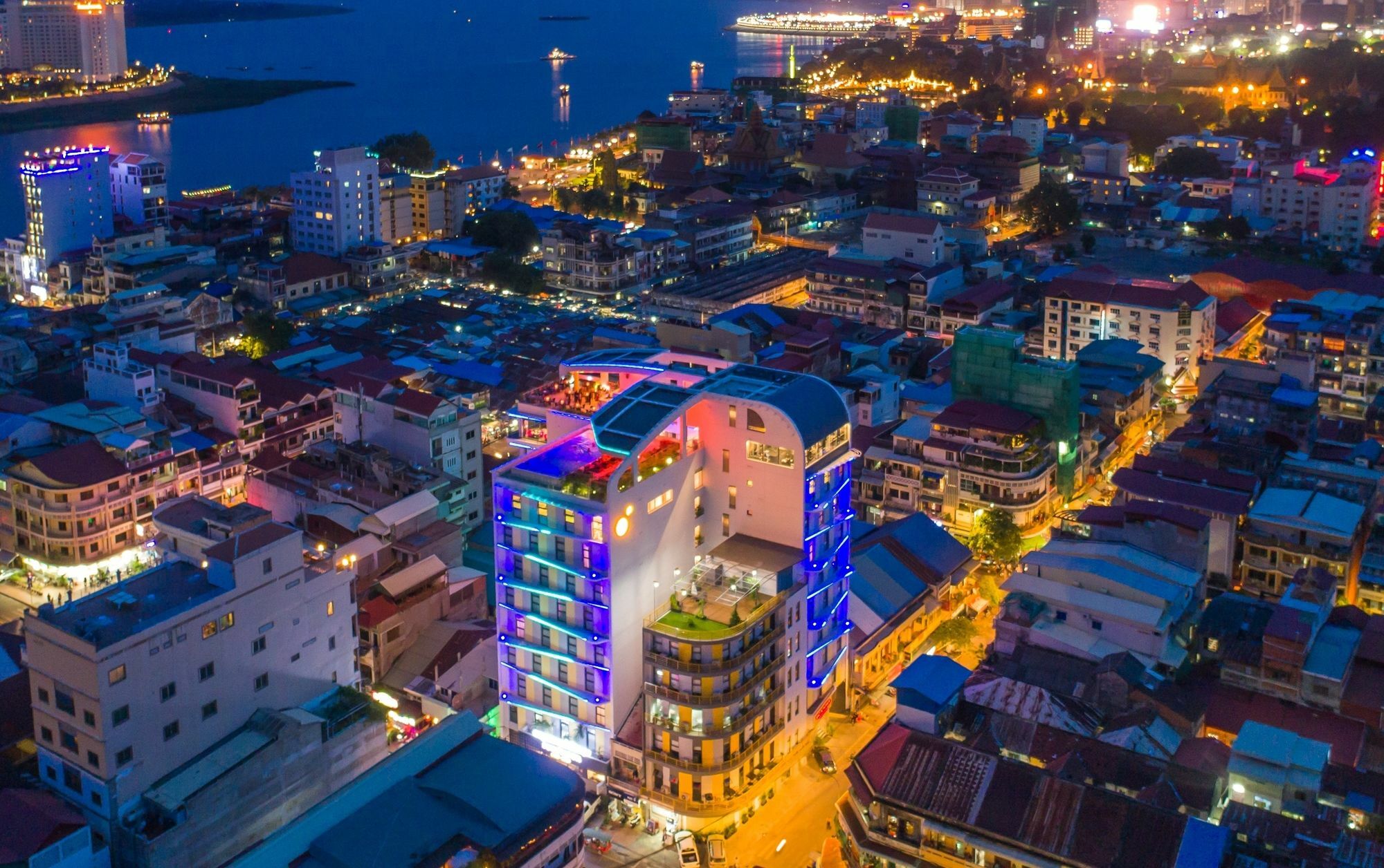 Sun & Moon, Urban Hotel Phnom Penh Esterno foto