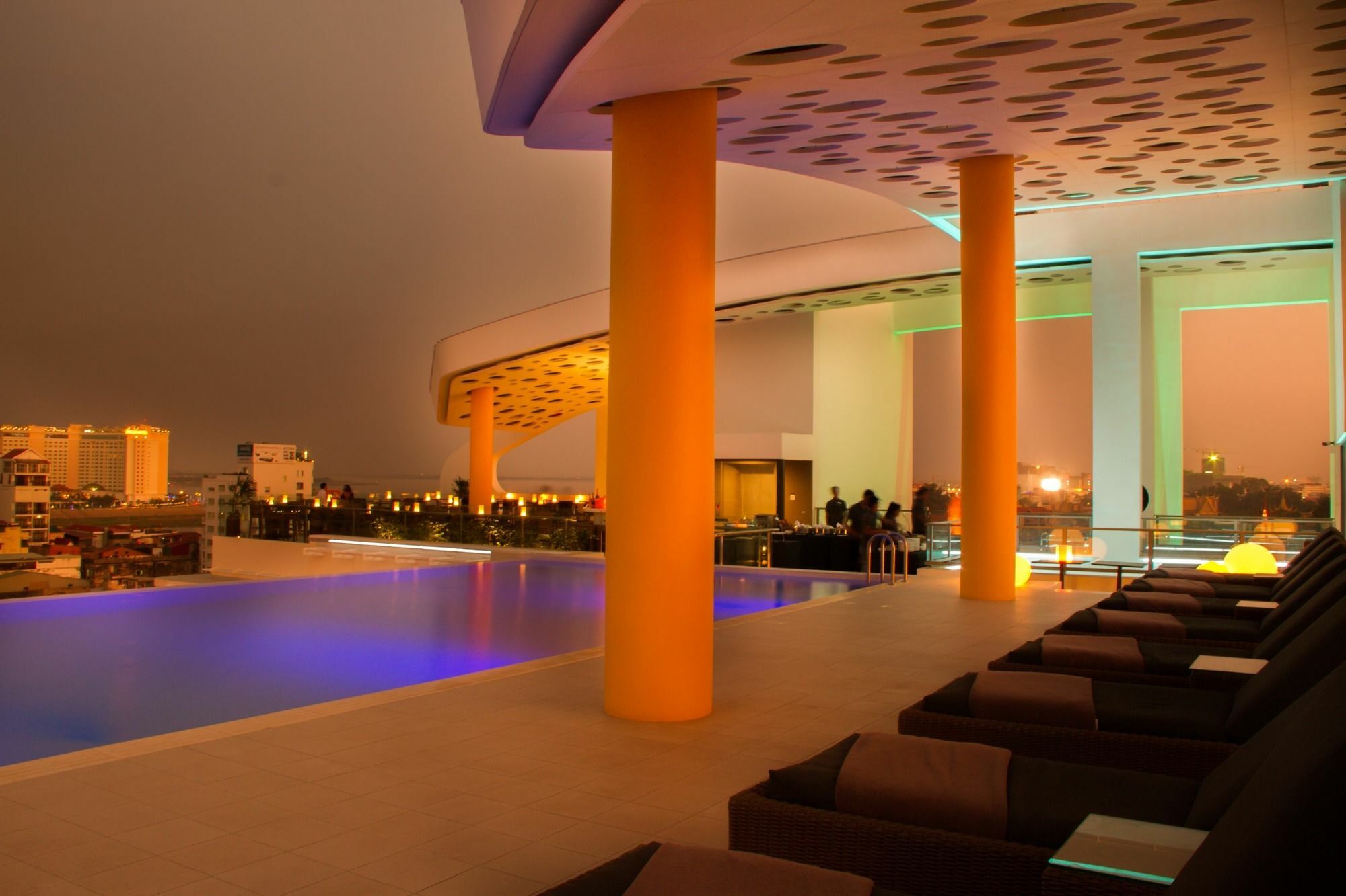 Sun & Moon, Urban Hotel Phnom Penh Esterno foto