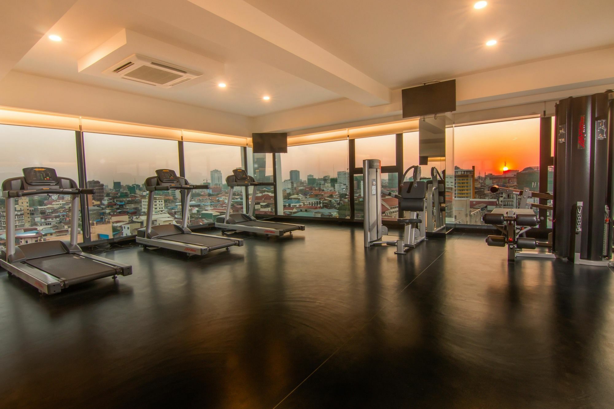 Sun & Moon, Urban Hotel Phnom Penh Esterno foto
