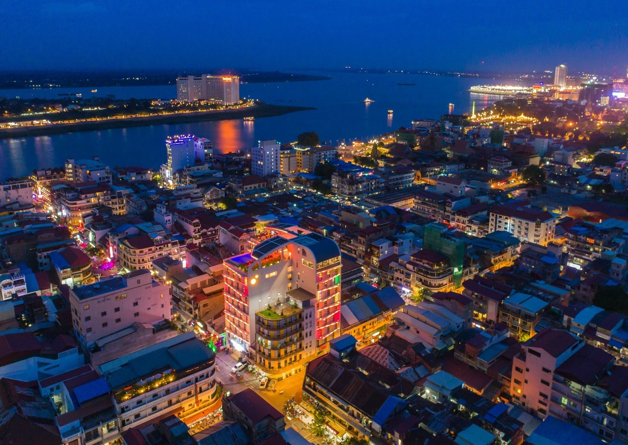 Sun & Moon, Urban Hotel Phnom Penh Esterno foto